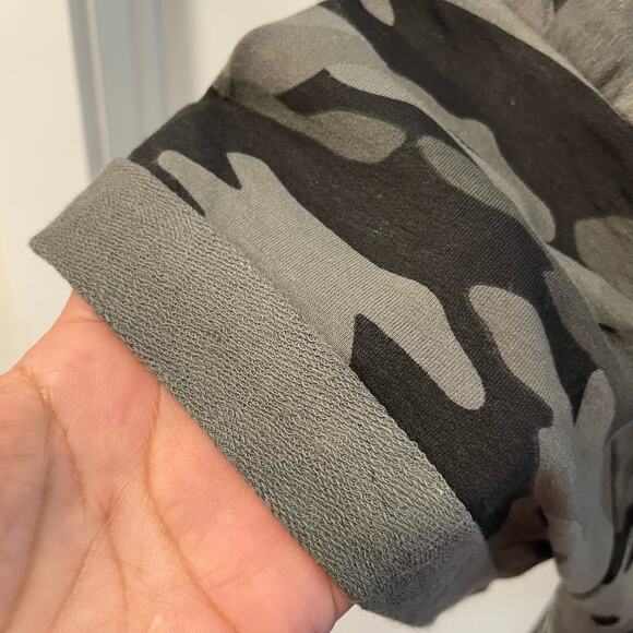 The Sweatshirt pullover siz 2X camouflage relaxed fit slight flared himline S/L - Picture 14 of 16